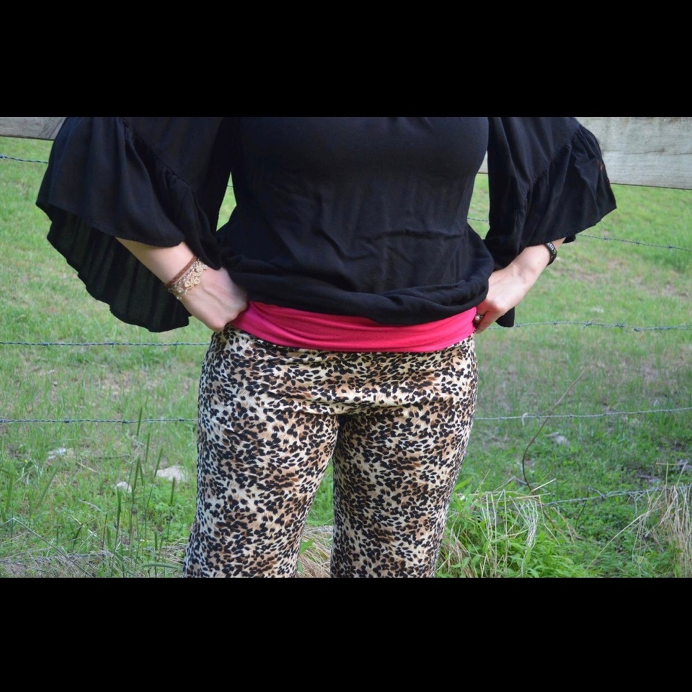 Woman’s cropped yoga waistband ruffle pants NWOT